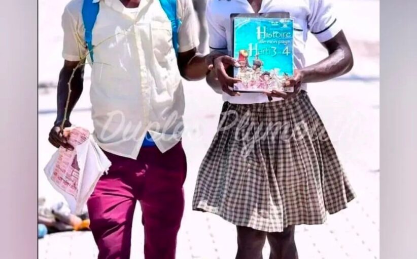 Rentrée scolaire: À la place des élèves, des adultes en uniformes d'écoles ont foulé le macadam à Port-au-Prince